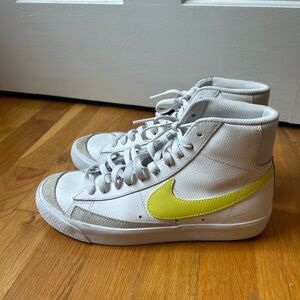 Nike Blazer Mid 77 in Volt